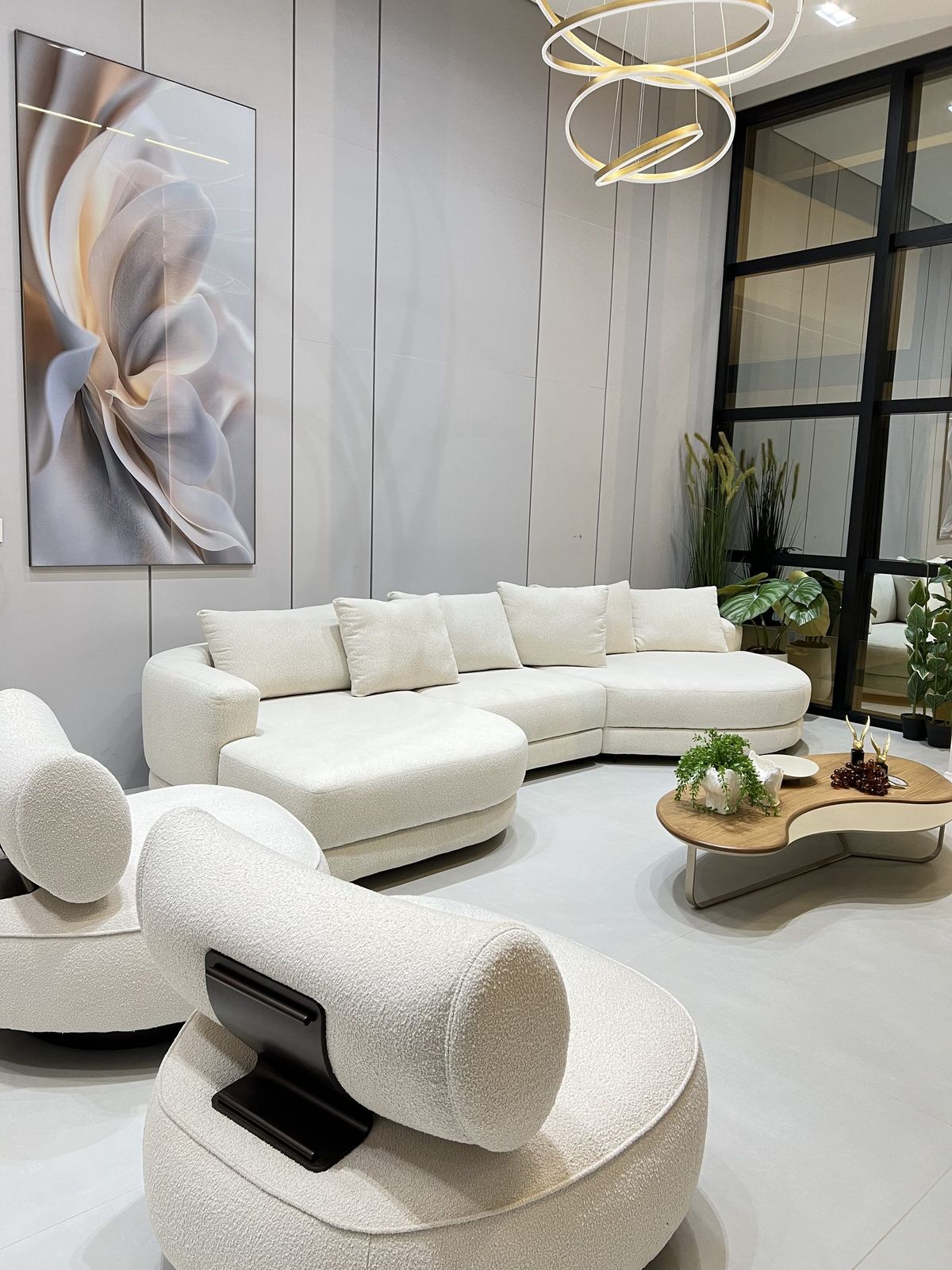 Sala com sofá curvo e poltronas Casa Designer
